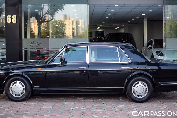 Bentley Turbo R là một dòng xe hiệu năng cao đươc sản xuất trong giai đoạn kể từ năm 1985 đến năm 1999. Chữ “R” đại diện cho “Roadholding” biểu thị sự khác biệt của phiên bản. Ở những năm đầu tiên, mẫu xe được thừa hưởng động cơ tăng áp từ Mulsanne Turbo cùng hệ thống treo được tinh chỉnh. Tuy nhiên, kể từ năm 1987 trở về sau, động cơ V8 trên Turbo R đã được tinh chỉnh lại với hệ thống phun nhiên liệu nhằm tăng mức mô-men xoắn của xe.