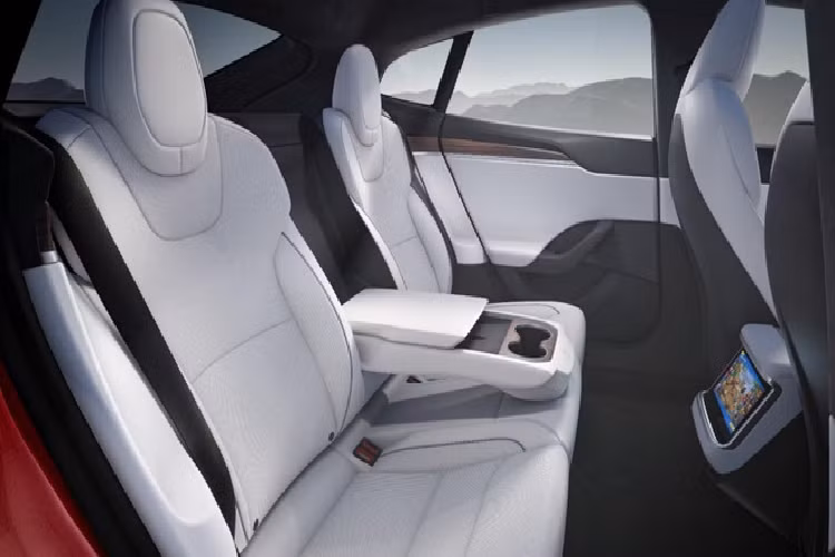 Thay đổi dễ nhận thấy nhất ở nội thất xe là màn hình trung tâm cỡ lớn đặt ngang thay vì dọc như trên đời cũ - kiểu thiết kế tương tự Model 3 và Model Y. Ngoài ra, vô-lăng của xe cũng có tạo hình lạ mắt, mang hơi hướm tương lai.