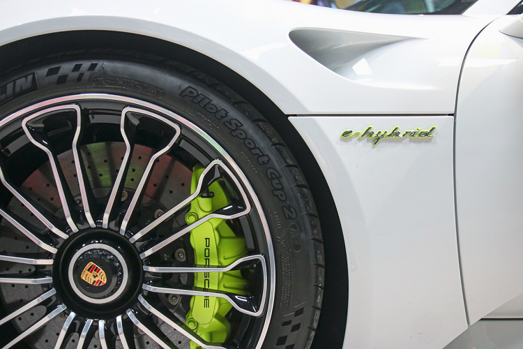 Xe có màu sơn trắng với điểm nhấn là bộ mâm đa chấu và kẹp phanh màu xanh đặc trưng. Bên trong là hệ thống đĩa phanh hiệu suất cao với kích thước 406 mm ở phía trước và 390 mm ở phía sau. Là mẫu xe hybrid, 918 Spyder được trang bị hệ thống tái tạo năng lượng từ phanh.