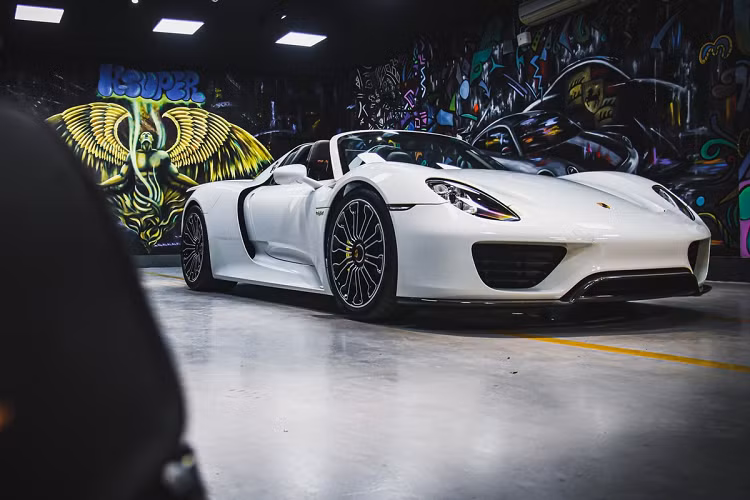Porsche 918 Spyder có các số đo kích thước dài x rộng x cao lần lượt là 4.640 x 1.950 x 1.160 (mm), trục cơ sở dài 2.730 mm. Xe có cân nặng 1.640 kg và lên đến 1.685 kg nếu đi kèm gói Weissach.