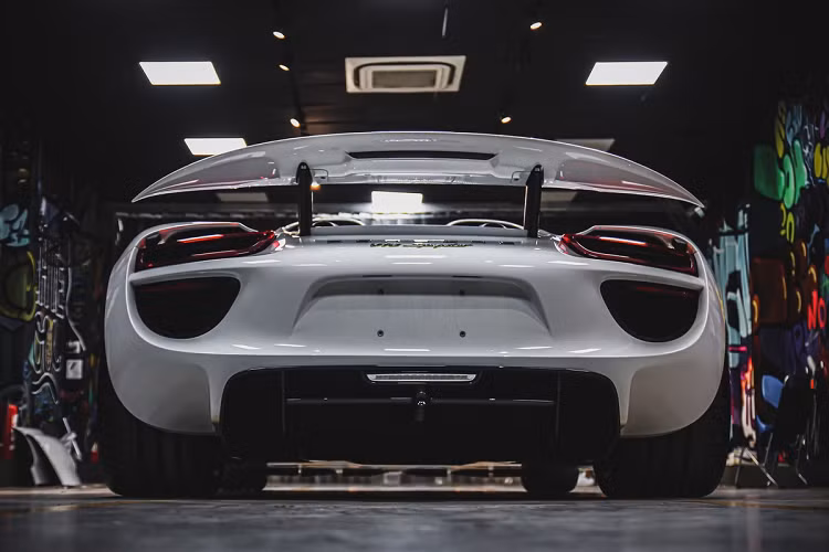 Nhờ sức mạnh này, Porsche 918 Spyder có thể tăng tốc 0-100 km/h trong 2,8 giây và đạt tốc độ tối đa 340 km/h. Với thông số này, 918 Spyder lọt vô nhóm những siêu xe nhanh nhất Việt Nam hiện nay