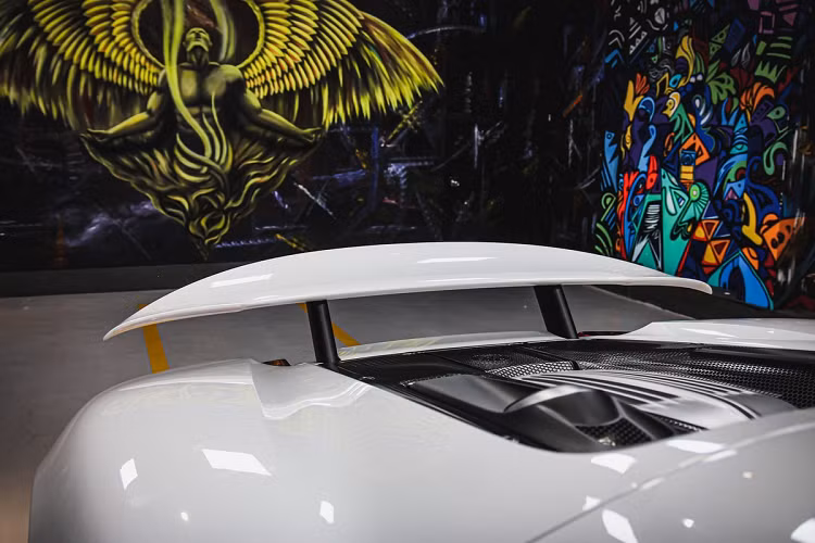 Cung cấp năng lượng cho 2 động cơ điện là gói pin lithium-ion dung lượng 6,8 kWh. Gói pin này có thể được sạc đầy ở thời gian 30 phút với ở trạm sạc chuyên dụng và khoảng 2 giờ nếu sử dụng điện ở nhà. Ở chế độ thuần chạy điện (không sử dụng động cơ đốt trong), 918 Spyder có phạm vi hoạt động khoảng 30 km với tốc độ tối đa 150 km/h.