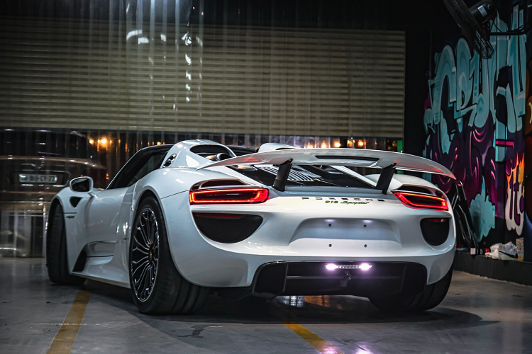 Chiếc siêu xe Porsche 918 Spyder đầu tiên Việt Nam thuộc đời 2015 nhưng ở tình trạng gần như mới hoàn toàn khi chưa lăn bánh km nào. Dễ dàng nhận ra kiểu dáng của 918 Spyder ảnh hưởng từ huyền thoại Carrera GT nhưng các chi tiết được làm mới, hiện đại hơn.