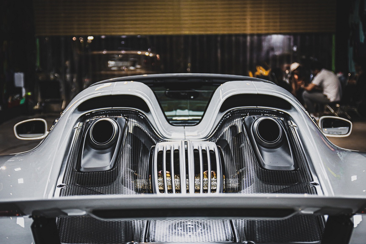 Siêu xe này sử dụng động cơ xăng hút khí tự nhiên V8 4.6L cho công suất 608 mã lực kết hợp cùng 2 mô-tơ điện có công suất 286 mã lực. Sau khi kết hợp, 2 loại động cơ cho ra tổng công suất 886 mã lực và mô-men xoắn 1.245 Nm.