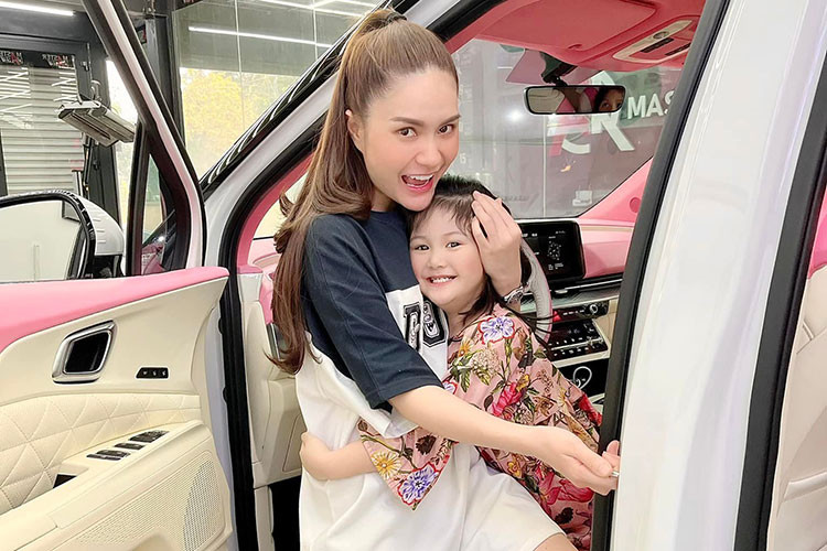 Không biết có phải vì chơi quá thân với chủ nhân Pagani Huayra nên khiến 2 vợ chồng này bị lây đam mê siêu xe từ Minh Nhựa hay không, khi hết trải nghiệm McLaren 720S Spider lại đến chiếc xe Lamborghini Huracan LP610-4 về garage. Không chỉ thế, cặp vợ chồng Di Băng còn mua một chiếc xe Porsche Taycan chính hãng, thông tin mới nhất là SUV siêu sang Rolls-Royce Cullinan và mới đây còn khoe Rolls-Royce Ghost thế hệ mới.