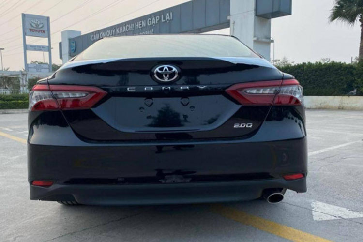 Theo thông tin trước đó, Toyota Camry 2022 tại Việt Nam sẽ có tổng cộng 4 phiên bản thay vì 2 bản như trước đây, gồm: 2.0G, 2.0Q, 2.5Q và 2.5HV. Trong đó, động cơ của cả 4 phiên bản này đều là loại mới đi kèm hộp số mới dù rằng tại Thái Lan (nơi xuất khẩu Camry sang Việt Nam), động cơ 2.0L đã bị loại bỏ mà chỉ còn loại 2.5L.