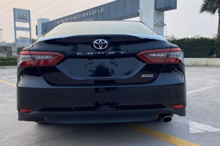 Theo thông tin trước đó, Toyota Camry 2022 tại Việt Nam sẽ có tổng cộng 4 phiên bản thay vì 2 bản như trước đây, gồm: 2.0G, 2.0Q, 2.5Q và 2.5HV. Trong đó, động cơ của cả 4 phiên bản này đều là loại mới đi kèm hộp số mới dù rằng tại Thái Lan (nơi xuất khẩu Camry sang Việt Nam), động cơ 2.0L đã bị loại bỏ mà chỉ còn loại 2.5L.