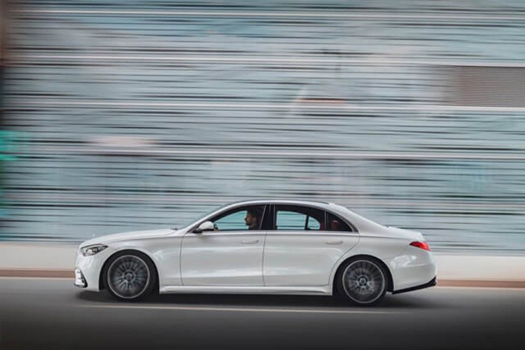 Xe sở hữu các tính năng hỗ trợ người lái như: Hỗ trợ giữ khoảng cách an toàn; Hỗ trợ lái chủ động; Hỗ trợ nhận dạng biển báo giao thông; Hỗ trợ giữ làn đường chủ động; Hỗ trợ nhắc nhở người lái chú ý; Cảnh báo va chạm phía trước; hỗ trợ đỗ xe chủ động Parktronic,..S580e 2022 được trang bị 14 túi khí.