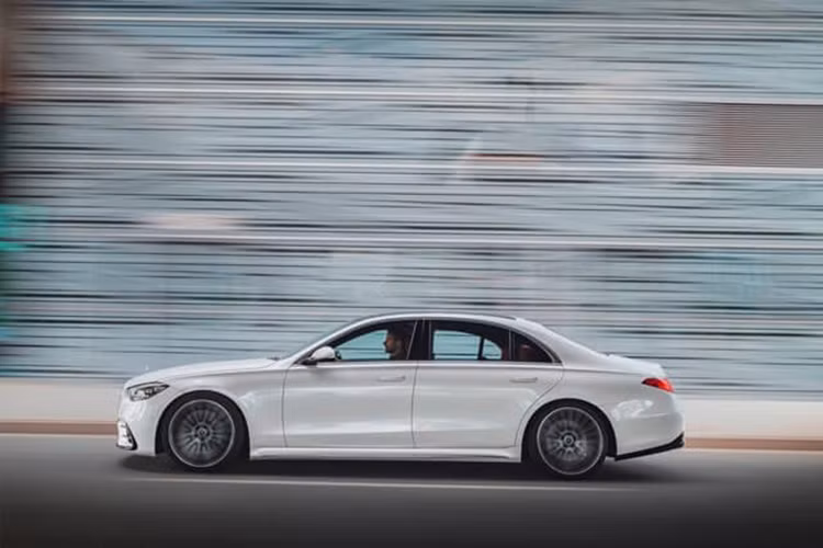 Xe sở hữu các tính năng hỗ trợ người lái như: Hỗ trợ giữ khoảng cách an toàn; Hỗ trợ lái chủ động; Hỗ trợ nhận dạng biển báo giao thông; Hỗ trợ giữ làn đường chủ động; Hỗ trợ nhắc nhở người lái chú ý; Cảnh báo va chạm phía trước; hỗ trợ đỗ xe chủ động Parktronic,..S580e 2022 được trang bị 14 túi khí.