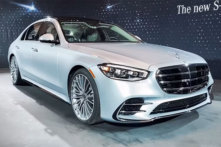 Đáng tiếc, mức giá xe Mercedes-Benz S-Class plug-in hybrid 2022 tại Malaysia chưa được công bố và xe không có tính năng đánh lái bánh sau và hệ thống Drive Pilot, hệ thống lái xe bán tự động Cấp độ 3...