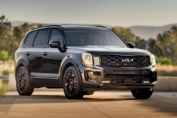 Cụ thể, giá xe Kia Telluride LX 2021 bán ra khởi điểm từ 32.790 USD (khoảng 753 triệu đồng), tăng 600 USD ( 13,8 triệu đồng) so với thế hệ tiền nhiệm. Trong khi đó, biến thể EX và SX chỉ tăng thêm 200 USD ( 4,6 triệu đồng) so với phiên bản cũ, khởi điểm lần lượt từ 37.790 USD ( 868 triệu đồng) và 42.690 USD (khoảng 980 triệu đồng).