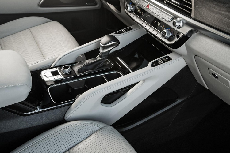 Trái ngược với thiết kế ngoại thất chỉ được sửa đổi đôi chút, khoang cabin của Kia Telluride 2022 lại nhận được nhiều cải tiến hơn cả. Tổng thể thiết kế không có gì thay đổi, những nâng cấp cho khoang nội thất đều đến từ loạt tính năng trang bị mới.