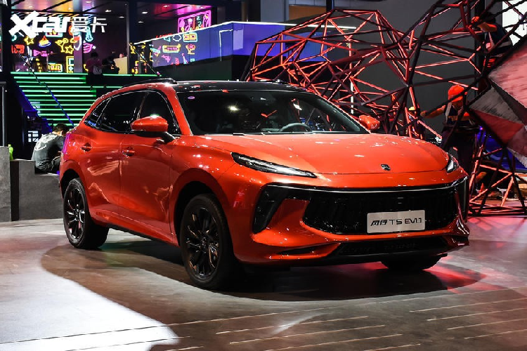 Về an toàn, Dongfeng Fengxing T5 EVO tại Việt Nam có hệ thống hỗ trợ lái bán tự động cấp độ 2, hệ thống kiểm soát hành trình thích ứng, tự động đỗ xe, giữ làn đường, phanh tự động và nhận diện biển báo giao thông.