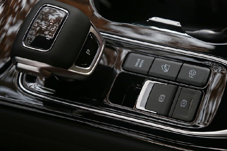 Như thông tin đã đưa, Dongfeng Fengxing T5 EVO sở hữu kích thước cụ thể là dài 4.565 mm, rộng 1.860 mm, cao 1.690 mm và chiều dài cơ sở 2.715 mm. So với 3 đối thủ Nhật Bản là Honda CR-V (2.660 mm), Mazda CX-5 (2.700 mm) và Hyundai Tucson (2.670 mm), mẫu SUV cỡ C Trung Quốc này có chiều dài cơ sở nhỉnh hơn đáng kể.