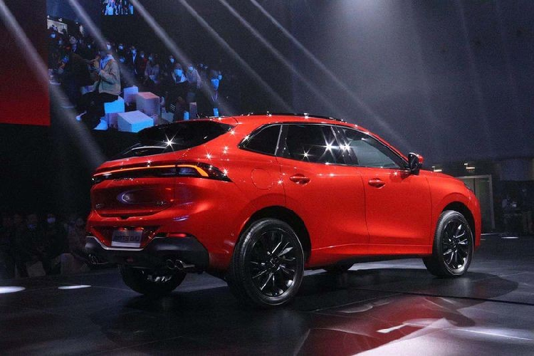 Khi mua Dongfeng Fengxing T5 EVO, khách hàng Việt Nam có thể chọn 1 trong 8 màu sơn ngoại thất là xám, trắng, hồng, xanh cực quang, xanh lam, đỏ, xanh ngọc bích và đen. Dự kiến, phải đến cuối tháng 4 này, những chiếc Dongfeng Fengxing T5 EVO đầu tiên mới được đưa về Việt Nam cho khách hàng trải nghiệm thực tế.