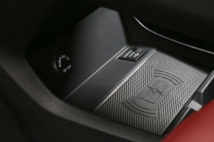 Được áp dụng ngôn ngữ thiết kế mới của thương hiệu Dongfeng, Fengxing T5 EVO trông như sự kết hợp giữa xe sang Maserati và Porsche. Theo đó, phần đầu xe của Dongfeng Fengxing T5 EVO gợi liên tưởng đến những chiếc Maserati, đặc biệt là thiết kế lưới tản nhiệt với nhiều nan nằm dọc.