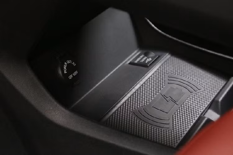 Được áp dụng ngôn ngữ thiết kế mới của thương hiệu Dongfeng, Fengxing T5 EVO trông như sự kết hợp giữa xe sang Maserati và Porsche. Theo đó, phần đầu xe của Dongfeng Fengxing T5 EVO gợi liên tưởng đến những chiếc Maserati, đặc biệt là thiết kế lưới tản nhiệt với nhiều nan nằm dọc.