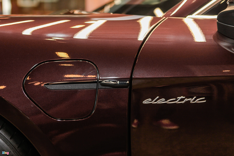 Với Taycan tiêu chuẩn, người dùng cần chi thêm một khoản đáng kể nếu muốn sử dụng các tính năng nâng cao liên quan đến việc sạc điện. Đó là bộ sạc di động (59 triệu đồng), cổng sạc nhanh 22 kW (90 triệu đồng) và cảm biến đóng/mở nắp sạc bên thân xe (34 triệu đồng).