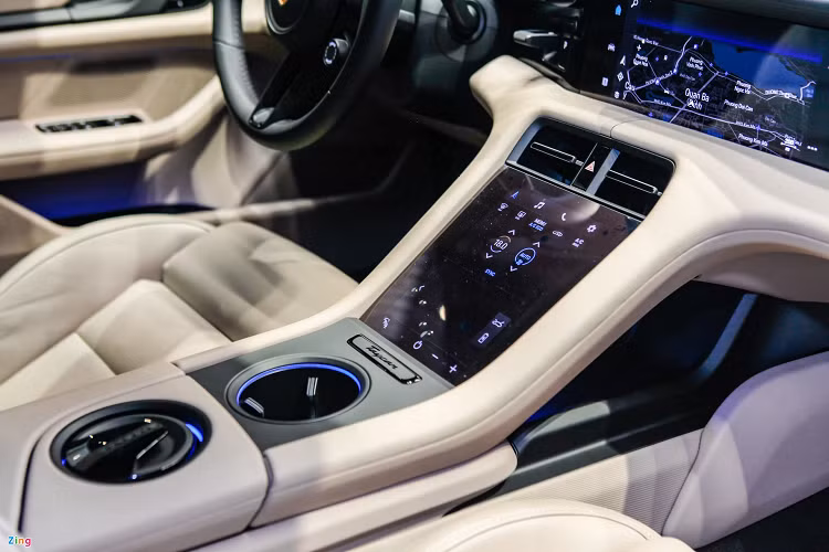 Chiếc Taycan trong bài có 4 màn hình kỹ thuật số, bao gồm bảng đồng hồ tốc độ, 2 màn hình thông tin giải trí trên táp-lô và màn hình cảm ứng nằm giữa bệ trung tâm để cài đặt điều hòa, theo dõi tình trạng pin... Trong đó, màn hình phụ bên ghế hành khách phía trước là trang bị tùy chọn giá hơn 55 triệu đồng.