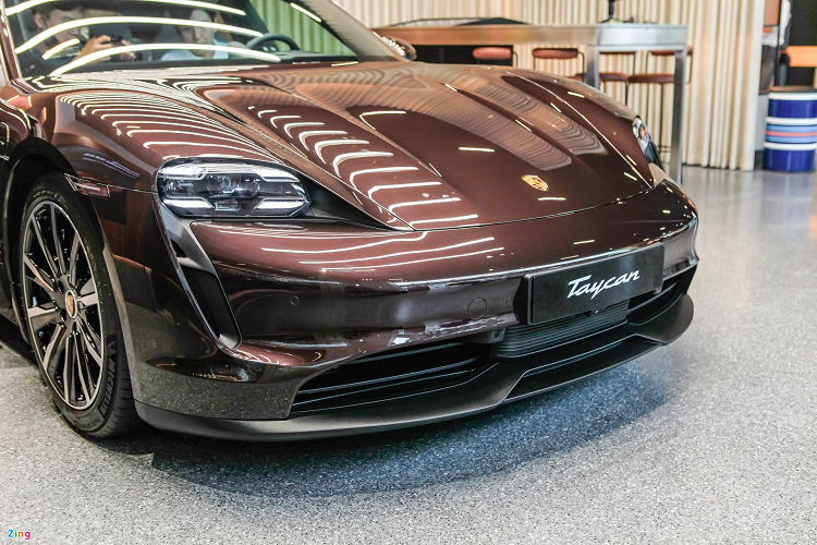 Những tùy chọn đáng chú ý khác có thể kể đến hệ thống âm thanh vận hành thể thao (27 triệu đồng), màu sơn nâu ánh kim (60 triệu đồng), hệ thống hỗ trợ đỗ xe tích hợp camera toàn cảnh (77 triệu đồng), hệ thống treo khí nén và kiểm soát khung gầm chủ động (118 triệu đồng)...