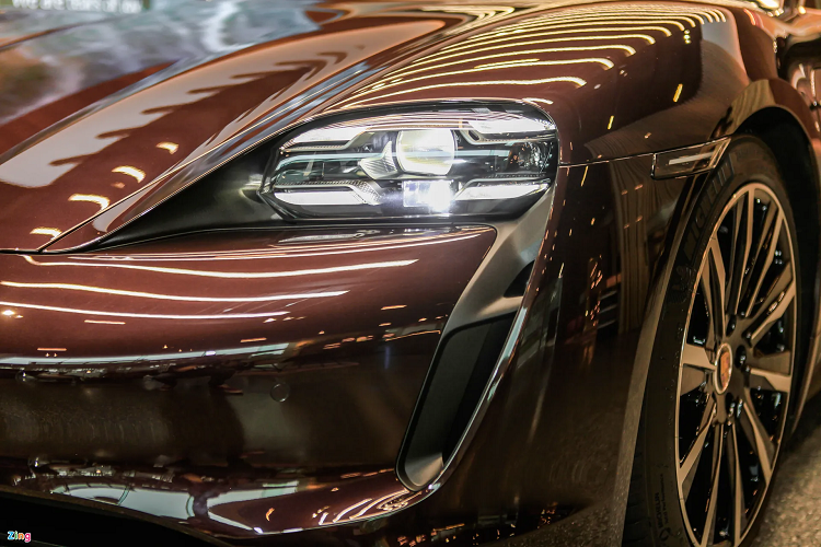 Điểm nổi bật đầu tiên là hệ thống đèn LED ma trận PDLS Plus với các tính năng thông minh, tự điều chỉnh tầm chiếu xa/gần và góc chiếu theo điều kiện di chuyển. Trang bị này có mức giá gần 157 triệu đồng.