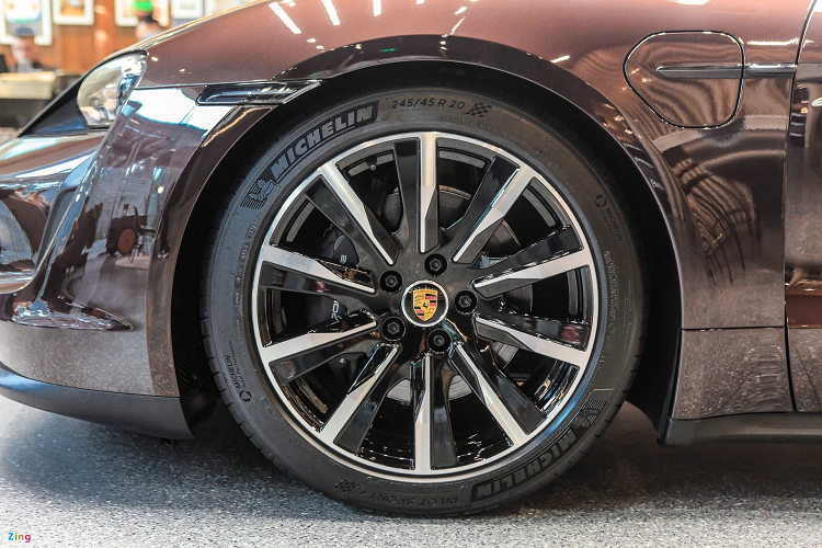 Đắt tiền nhất trong tổng thể trang bị ngoại thất của mẫu Porsche Taycan tiêu chuẩn này là bộ la-zăng hợp kim 20 inch trị giá 300 triệu đồng. Bên cạnh đó, hãng xe Đức còn một vài kiểu mâm 21 inch đắt tiền hơn dành cho khách hàng.
