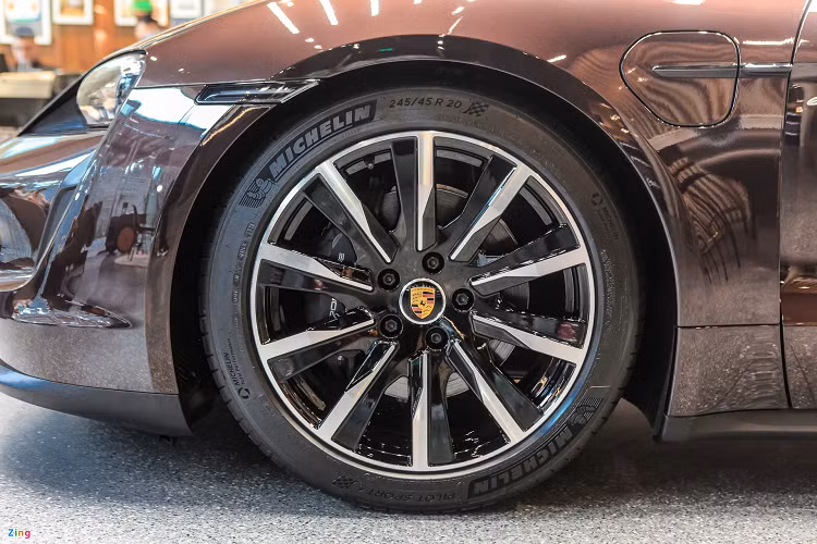 Đắt tiền nhất trong tổng thể trang bị ngoại thất của mẫu Porsche Taycan tiêu chuẩn này là bộ la-zăng hợp kim 20 inch trị giá 300 triệu đồng. Bên cạnh đó, hãng xe Đức còn một vài kiểu mâm 21 inch đắt tiền hơn dành cho khách hàng.