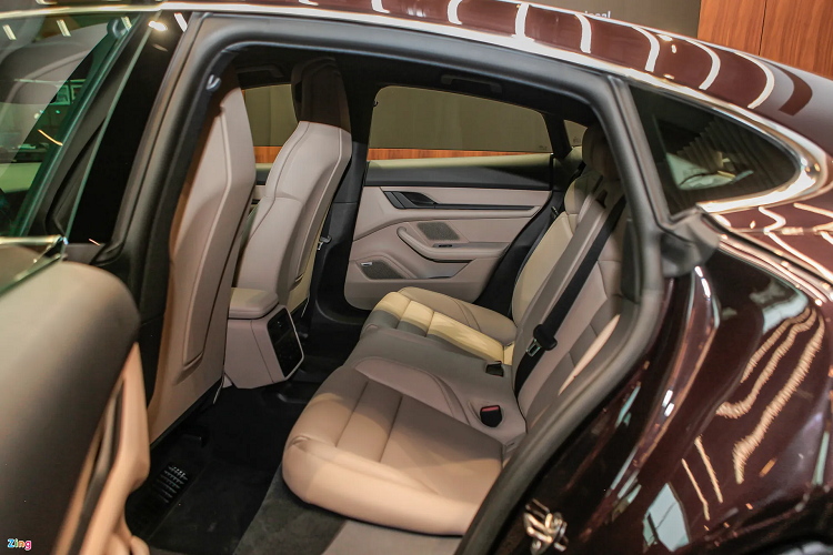 Những tiện nghi đắt tiền được trang bị trên mẫu siêu xe điện Porsche Taycan này có hàng ghế trước chỉnh điện 14 hướng (90 triệu đồng), điều hòa độc lập 4 vùng (44,7 triệu đồng), hệ thống âm thanh Bose (73,6 triệu đồng)... Porsche Taycan tiêu chuẩn được trang bị một động cơ điện ở cầu sau, trong khi các bản cao cấp hơn sử dụng 2 động cơ điện để tạo thành hệ dẫn động AWD.