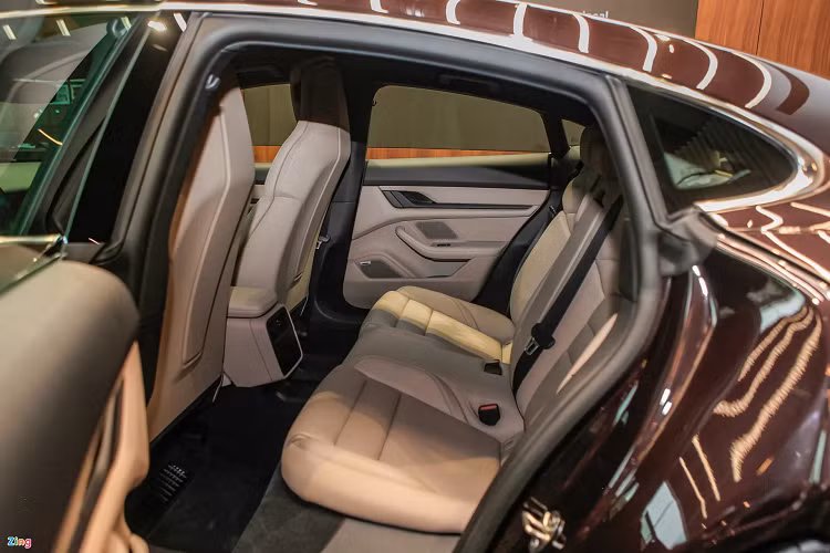 Những tiện nghi đắt tiền được trang bị trên mẫu siêu xe điện Porsche Taycan này có hàng ghế trước chỉnh điện 14 hướng (90 triệu đồng), điều hòa độc lập 4 vùng (44,7 triệu đồng), hệ thống âm thanh Bose (73,6 triệu đồng)... Porsche Taycan tiêu chuẩn được trang bị một động cơ điện ở cầu sau, trong khi các bản cao cấp hơn sử dụng 2 động cơ điện để tạo thành hệ dẫn động AWD.