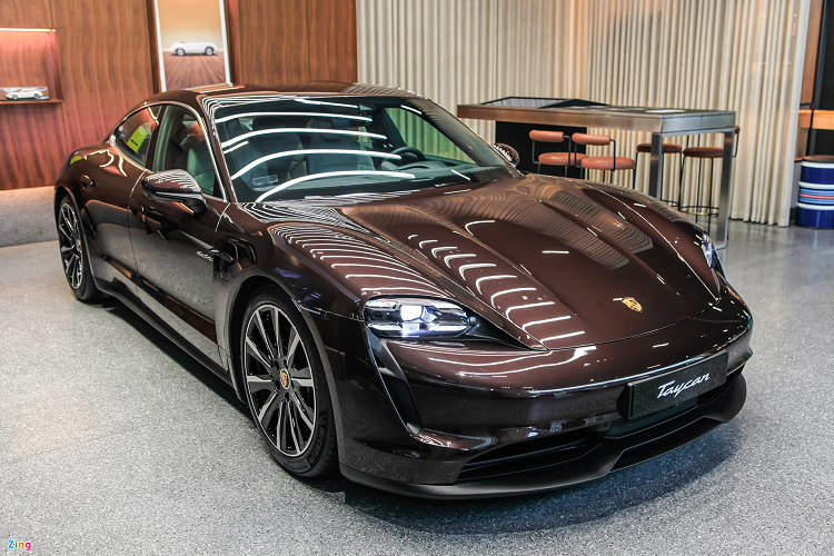 So với 3 model cao cấp hơn có giá khởi điểm 5,72-9,55 tỷ đồng, Porsche Taycan tiêu chuẩn có mức giá dễ tiếp cận hơn, từ 4,76 tỷ đồng và tăng thêm tùy theo trang bị cá nhân hóa của chủ xe.