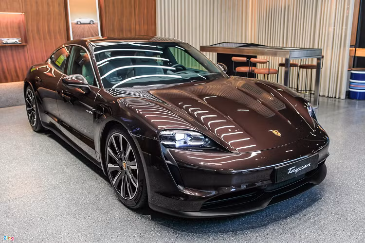 So với 3 model cao cấp hơn có giá khởi điểm 5,72-9,55 tỷ đồng, Porsche Taycan tiêu chuẩn có mức giá dễ tiếp cận hơn, từ 4,76 tỷ đồng và tăng thêm tùy theo trang bị cá nhân hóa của chủ xe.