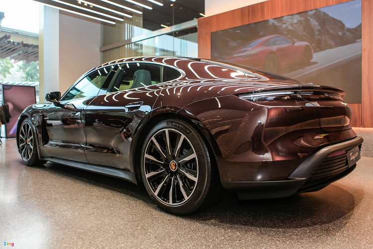 Tại Việt Nam, Porsche Taycan là dòng ôtô điện đầu tiên được phân phối chính hãng và hiện chưa có đối thủ trực tiếp. Trong tương lai, nhiều khả năng Audi e-tron GT và Mercedes-Benz EQS sẽ được đưa về nước để cạnh tranh với Porsche Taycan ở nhóm xe điện hạng sang.