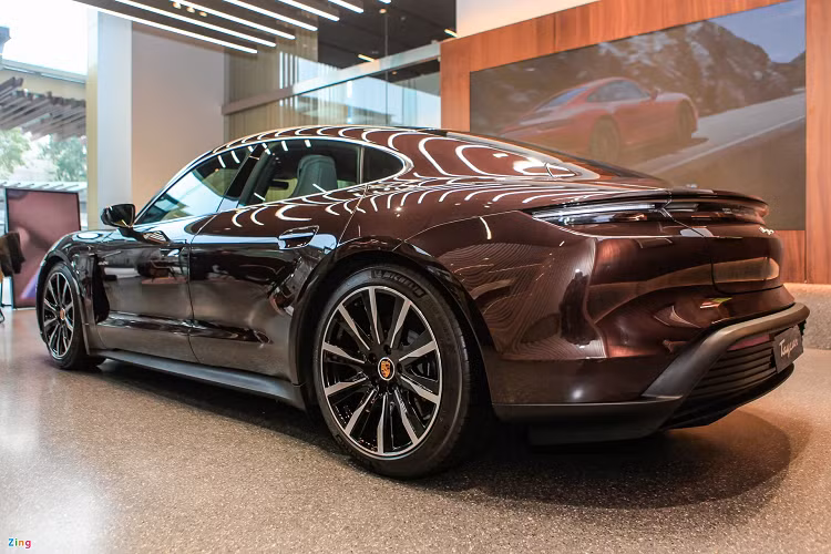 Tại Việt Nam, Porsche Taycan là dòng ôtô điện đầu tiên được phân phối chính hãng và hiện chưa có đối thủ trực tiếp. Trong tương lai, nhiều khả năng Audi e-tron GT và Mercedes-Benz EQS sẽ được đưa về nước để cạnh tranh với Porsche Taycan ở nhóm xe điện hạng sang.