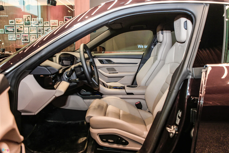 Số ít nút bấm vật lý trên Porsche Taycan là nút khởi động và nút chọn số P đỗ xe, trong khi cần số điện tử nhỏ gọn được bố trí ngay sau tay lái. Taycan cũng có vị trí đặt cần số mới so với những mẫu Porsche từng được ra mắt.