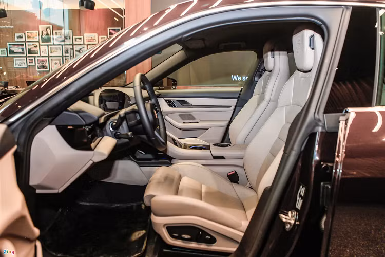 Số ít nút bấm vật lý trên Porsche Taycan là nút khởi động và nút chọn số P đỗ xe, trong khi cần số điện tử nhỏ gọn được bố trí ngay sau tay lái. Taycan cũng có vị trí đặt cần số mới so với những mẫu Porsche từng được ra mắt.