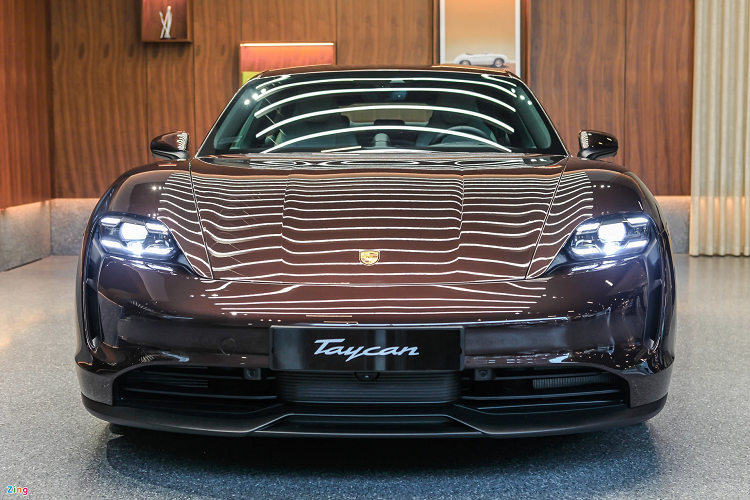 Thiết kế tổng thể của Porsche Taycan tiêu chuẩn không có sự khác biệt so với 3 phiên bản 4S, Turbo và Turbo S. Mẫu Taycan trong bài được cá nhân hóa với tổng giá trị của các tính năng, trang bị là 1,4 tỷ đồng.