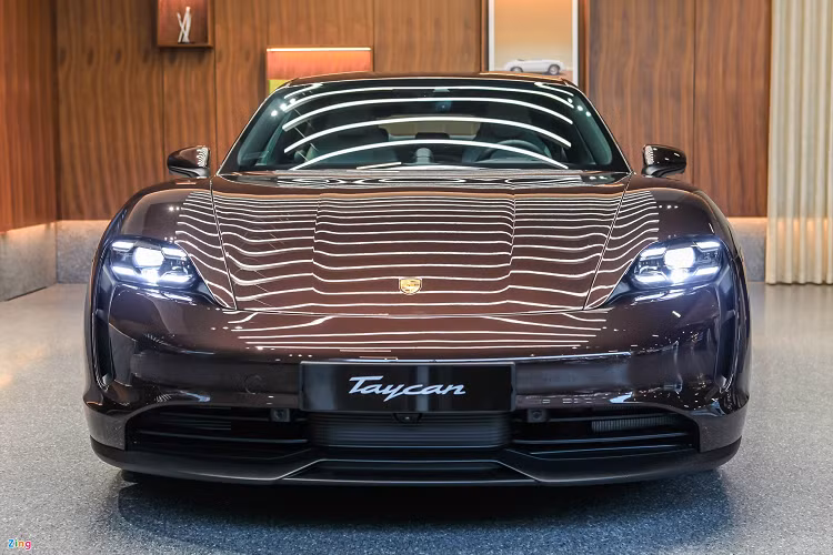 Thiết kế tổng thể của Porsche Taycan tiêu chuẩn không có sự khác biệt so với 3 phiên bản 4S, Turbo và Turbo S. Mẫu Taycan trong bài được cá nhân hóa với tổng giá trị của các tính năng, trang bị là 1,4 tỷ đồng.