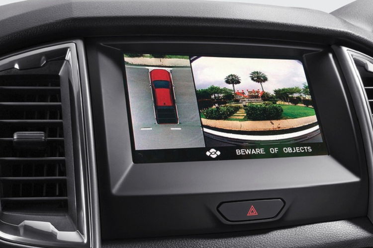 Nội thất của mẫu xe bán tải Ranger Raptor X Special Edition có sự khác biệt với bộ thảm thêu dòng chữ "Raptor X". SDAX cũng trang bị cho phiên bản đặc biệt này hệ thống camera 360 độ và camera hành trình trước/sau Kenwood.