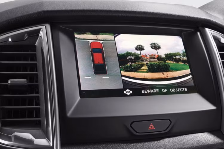 Nội thất của mẫu xe bán tải Ranger Raptor X Special Edition có sự khác biệt với bộ thảm thêu dòng chữ "Raptor X". SDAX cũng trang bị cho phiên bản đặc biệt này hệ thống camera 360 độ và camera hành trình trước/sau Kenwood.