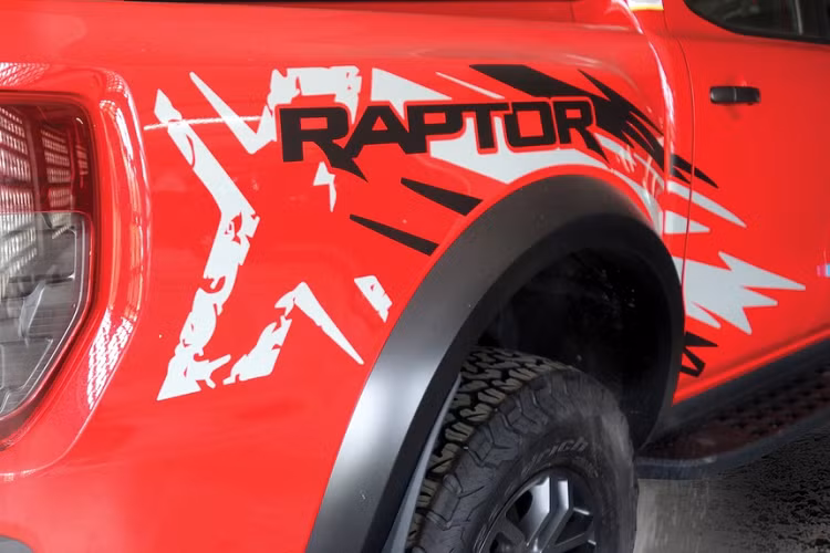 Xe sử dụng hộp số tự động 10 cấp Getrag 10R80. Được thiết kế dựa trên phiên bản mới nhất của dòng Ranger Raptor, phiên bản X Special edition nhận được những trang bị an toàn như phanh khẩn cấp tự động (AEB), đèn pha LED với gương cầu hình vuông, cảm biến đỗ xe phía trước.