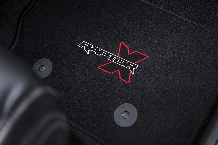 Động cơ vẫn được giữ nguyên giống Ranger Raptor tiêu chuẩn. Khối động cơ này là loại bi-turbo 2.0L, sản sinh công suất 197 mã lực và mô-men xoắn cực đại 500 Nm.