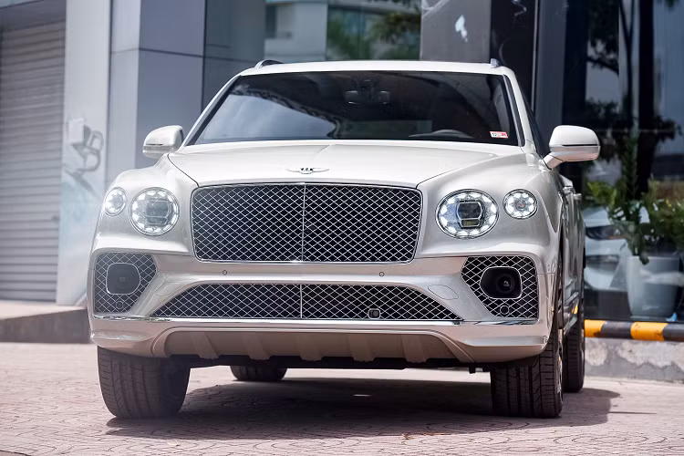 Được biết chiếc SUV siêu sang Bentley Bentayga First Edition chỉ mới ra biển số được vài tháng nhưng nay lại được đại gia lan đột biến Đà Nẵng bán cho 1 người khác theo hình thức đổi hàng hóa. Câu chuyện này ngay lập tức thu hút sự chú ý của nhiều người.