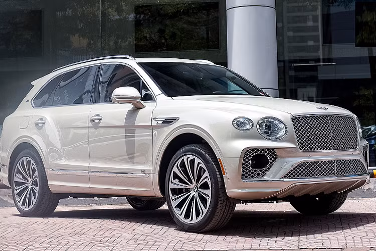 Thông tin đại gia Đà Nẵng bán xe để đổi Bentley Bentayga lấy lan đột biến đã thu hút sự quan tâm của cộng đồng mạng, có người cho rằng nhân vật này muốn "lùa gà" nên kết hợp các thành viên chơi lan đột biến khắp cả nước tạo ra cuộc đổi xe đắt tiền để lấy lan đột biến nhằm nâng giá trị và đưa nhiều người vào "tròng" trước khi mất tích. Cũng có người phản bác cho rằng thay vì đổi lấy bất động sản, đại gia chỉ có nhu cầu muốn lấy lan đột biến về chơi.