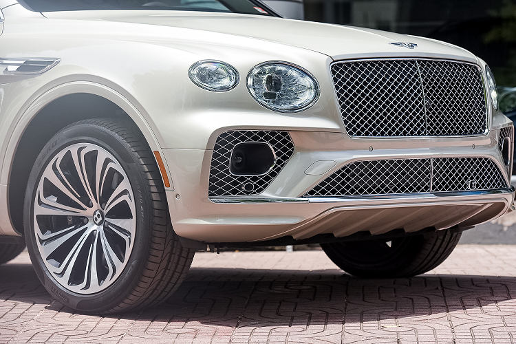 Theo như chia sẻ của đại gia này, chiếc SUV siêu sang Bentley Bentayga First Edition của mình được nhập từ Mỹ với giá bán 18 tỷ đồng và chi phí ra giấy tờ cũng như biển số đẹp là gần 21 tỷ đồng. Hiện Bentley Bentayga V8 bản First Edition có hơn 15 chiếc được mang về nước theo diện chính hãng và cả tư nhân.