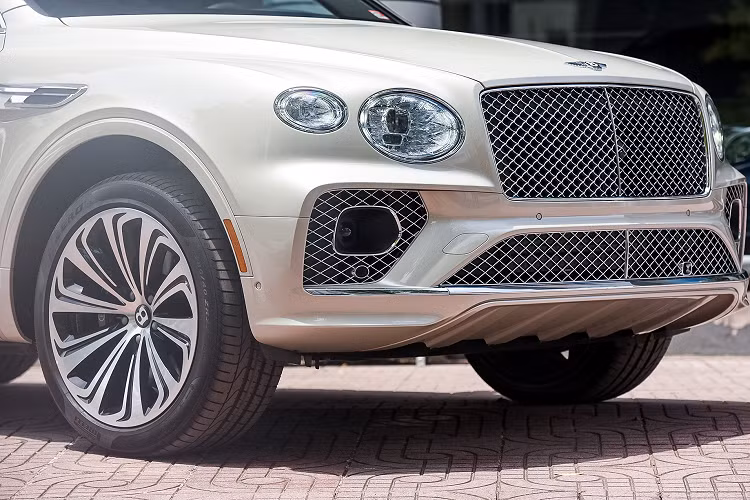Theo như chia sẻ của đại gia này, chiếc SUV siêu sang Bentley Bentayga First Edition của mình được nhập từ Mỹ với giá bán 18 tỷ đồng và chi phí ra giấy tờ cũng như biển số đẹp là gần 21 tỷ đồng. Hiện Bentley Bentayga V8 bản First Edition có hơn 15 chiếc được mang về nước theo diện chính hãng và cả tư nhân.