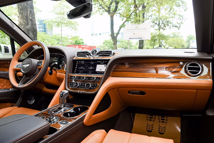 Chiếc xe SUV siêu sang Bentley Bentayga First Edition của đại gia lan đột biến ở Đà Nẵng mới bán có ngoại thất sơn màu vàng nhạt và đi kèm mâm 5 chấu đơn cỡ lớn, khác với các xe Bentley Bentayga First Edition còn lại mang mâm đa chấu kép.