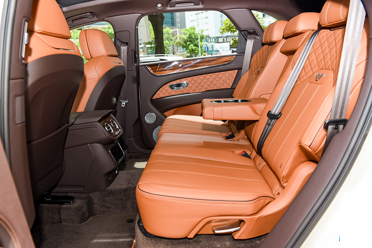 Xe thuộc bản First Edition nên có 1 số dấu hiệu nhận biết như cờ Liên Hiệp Anh hay dòng chữ First Edition xuất hiện ở ngoại thất và khoang lái xe. Mức giá xe Bentley Bentayga First Edition hiện đang được chào bán tại Việt Nam với mức giá khoảng 18 tỷ đồng, tuỳ vào trang bị kèm theo.