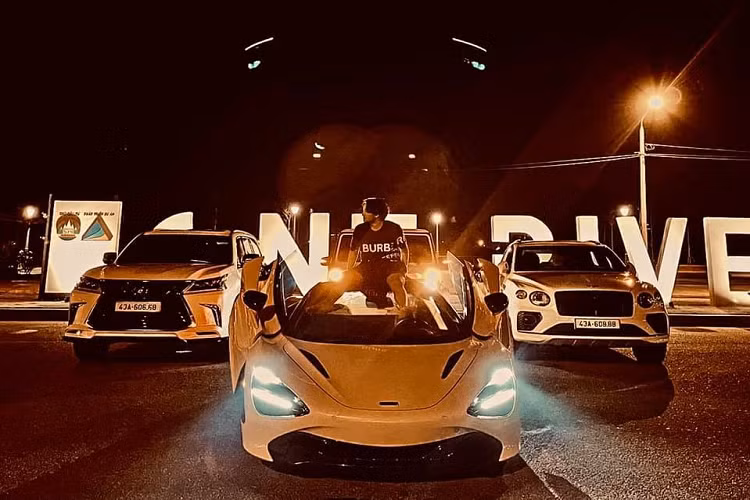 Câu chuyện một đại gia Đà Nẵng kinh doanh lĩnh vực lan đột biến chi ra hơn 60 tỷ đồng để tậu 1 dàn xe vạn người mê chỉ trong vòng 1 năm trở lại đây đã thu hút sự quan tâm của nhiều người. Thú vị hơn là sau chỉ vài tháng sở hữu siêu xe McLaren 720S Spider hay SUV Bentley Bentayga First Edition siêu sang, đại gia này cùng cậu con trai chỉ mới 16 tuổi đã nhanh chóng rao bán.