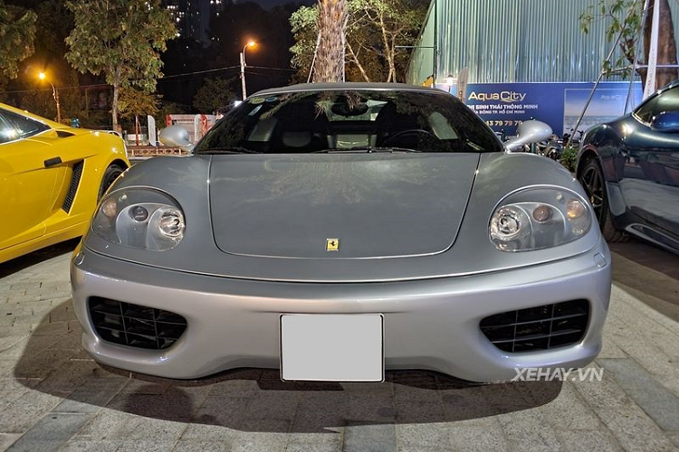 Nhưng sau đó, siêu xe Ferrari 360 Spider mui trần này gặp khá nhiều trắc trở trong việc tìm chủ mới, tới tận năm 2019 chiếc xe mới tái xuất nhưng lại là trong lớp sơn vàng rực rỡ. Hiện tại, xe đã được quay trở về với bộ cánh màu xám và "định cư" trong Sài Gòn.