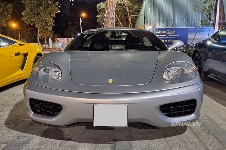 Nhưng sau đó, siêu xe Ferrari 360 Spider mui trần này gặp khá nhiều trắc trở trong việc tìm chủ mới, tới tận năm 2019 chiếc xe mới tái xuất nhưng lại là trong lớp sơn vàng rực rỡ. Hiện tại, xe đã được quay trở về với bộ cánh màu xám và "định cư" trong Sài Gòn.